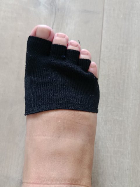 Couvre-orteils de compression noir, porté sur l'avant-pied, les extrémités des orteils restant libres.