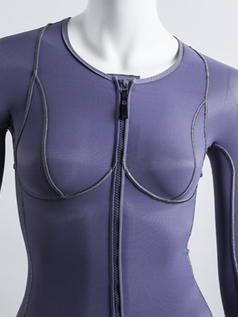Gilet compressif à manches longues, coloris parme, fermé sur le devant par une glissière, porté par un mannequin.