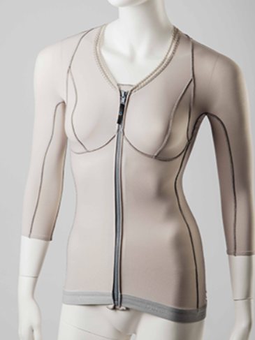 Gilet compressif à manches trois-quarts, coloris chair, fermé par une glissière, porté par un mannequin.