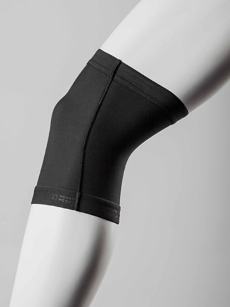 Manchon compressif de genou, noir, sur une jambe de mannequin fléchie.