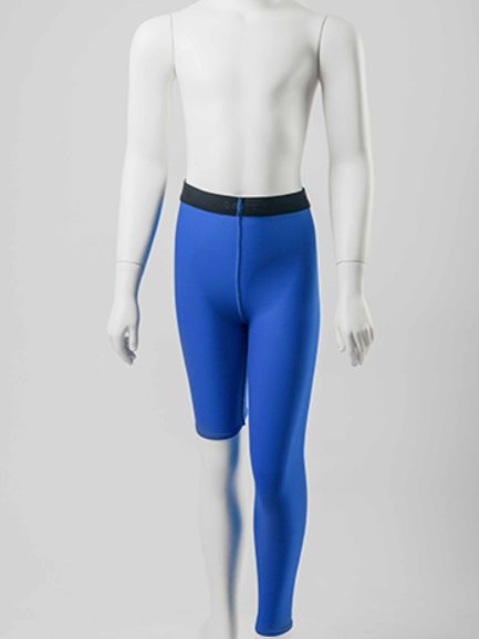 Panty compressif bleu sur un mannequin d'enfant : une jambe descend jusqu'à la cheville, l'autre s'arrête au-dessus du genou.